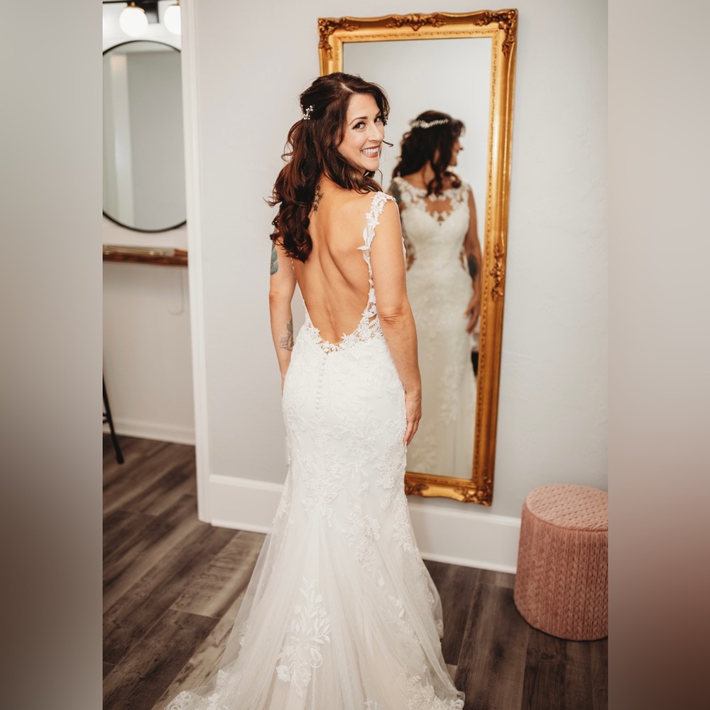 Gorgeous wedding dress!! Elegant & sexy!